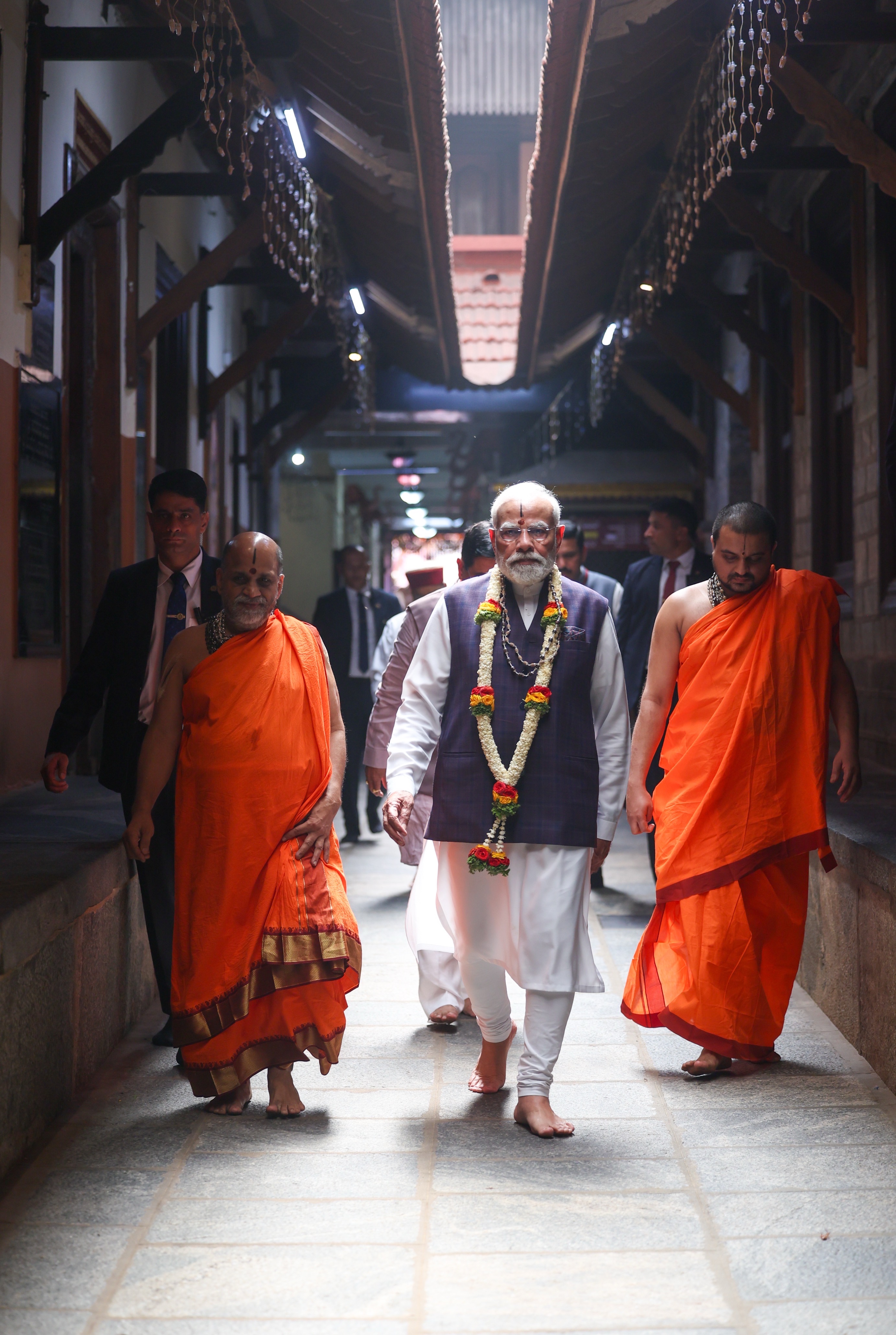 नवंबर में प्रधानमंत्री कर्नाटक के उडुपी गए। यहां उन्होंने कृष्ण मठ का दौरा किया, मंदिर में पूजा-अर्चना की।