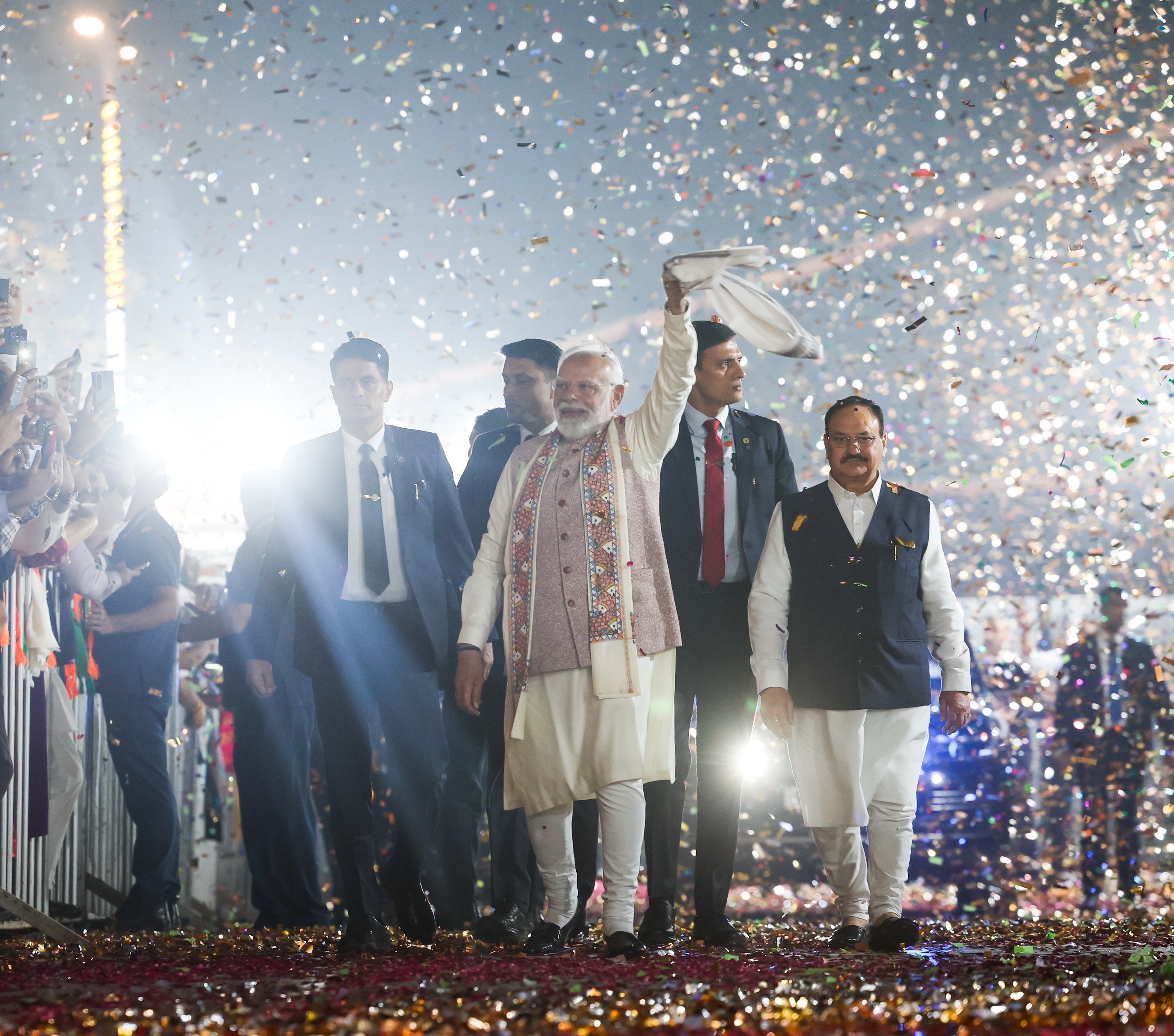 यह तस्वीर बिहार इलेक्शन में भाजपा की जीत के बाद की है। पीएम दिल्ली में बीजेपी हेडक्वॉर्टर पहुंचे और अपने अंदाज में गमछा लहराया।