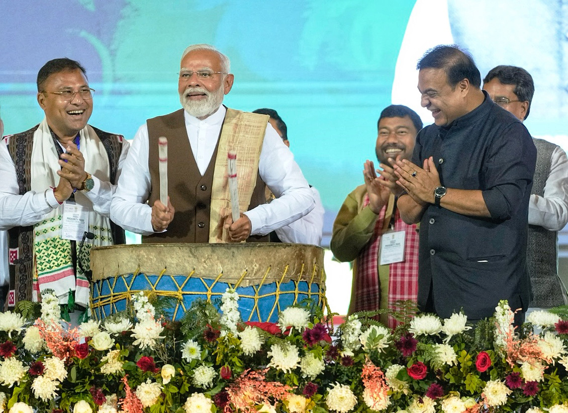 असम के गुवाहाटी में सरुसजाई स्टेडियम में झुमोइर बिनंदिनी-2025 कार्यक्रम के दौरान पीएम मोदी ने ड्रम बजाया।
