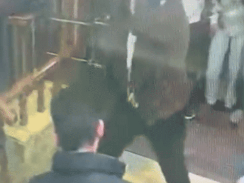 यह पूरी घटना सीसीटीवी में कैद हुई है।