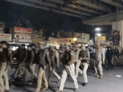 मंगलवार रात को शहर में एसपी वंदिता राणा के नेतत्व में मार्च भी निकाला गया।