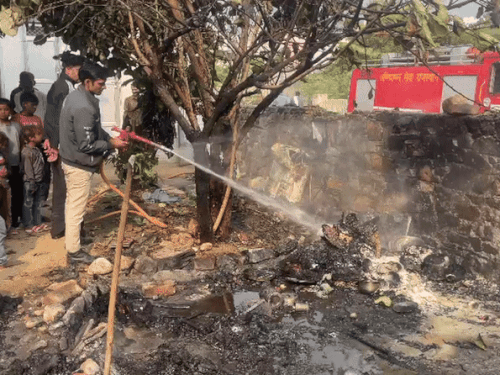 धमाके की आवाज से आसपास के क्षेत्र में अफरा-तफरी मच गई। दूर-दूर तक आग की लपेट दिखाई देने लग गई।