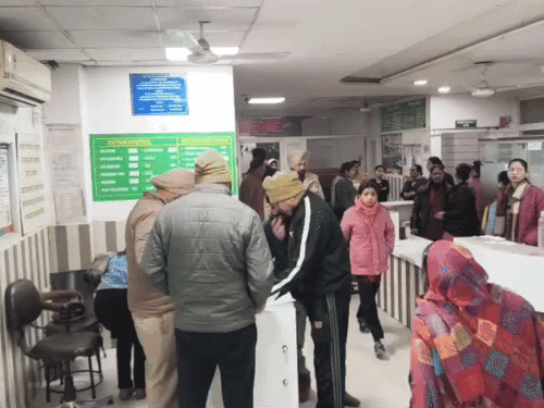 हॉस्पिटल के अंदर परिजन। - Dainik Bhaskar
