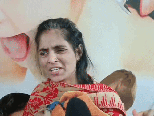 मृतक की मां सोनिया जानकारी देते हुए