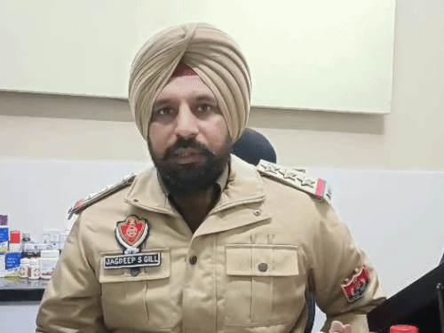 SHO जगदीप सिंह गिल जानकारी देते हुए