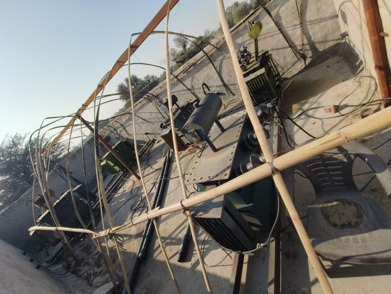 एक ही कमरे की छत पर मिले छः अवैध ट्रांसफार्मर विजिलेन्स ने किये जब्त