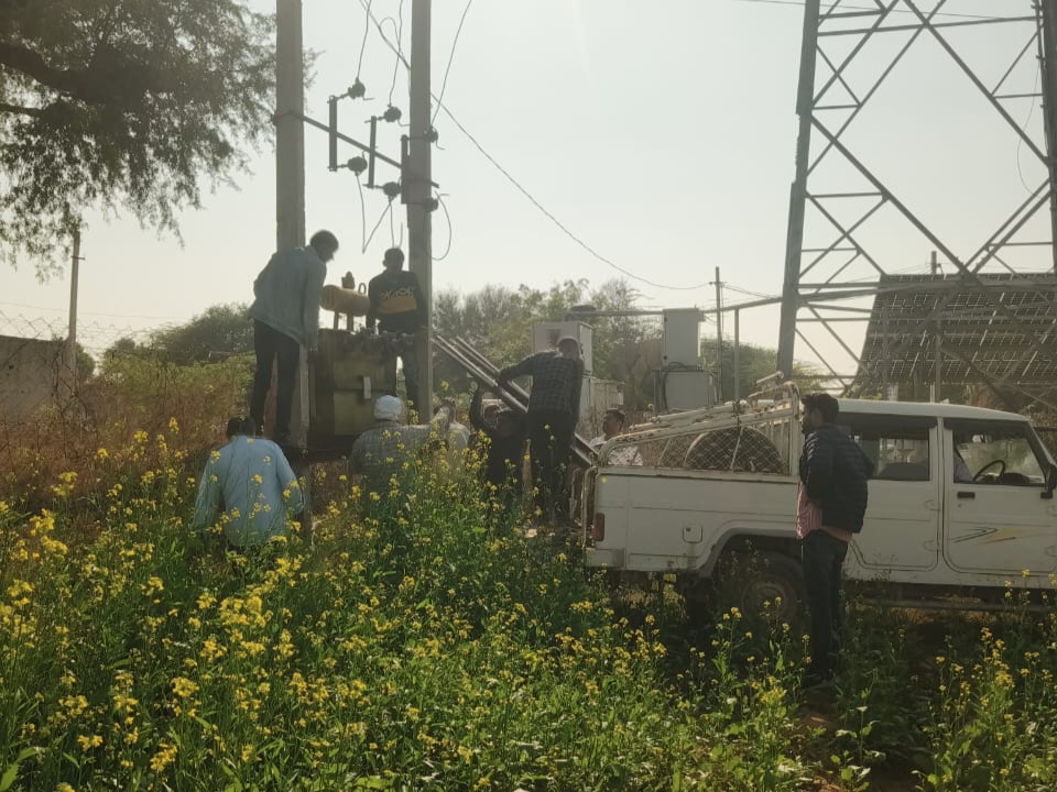 अवैध कनेक्शन काटते डिस्कॉम कर्मचारी