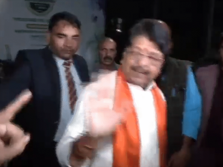 बुधवारी मंत्री कैलाश विजयवर्गीय यांनी पत्रकाराला अपशब्द वापरतानाचा व्हिडिओ समोर आला आहे.