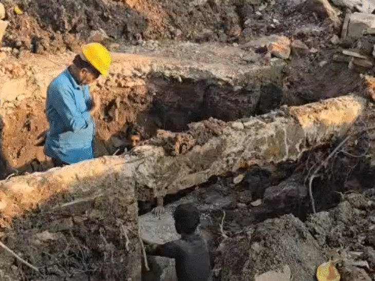 गंदे पानी से मौतों के बाद पाइपलाइन की जांच की गई। जब शिकायत की थी, तब सभी ने अनसुना कर दिया।