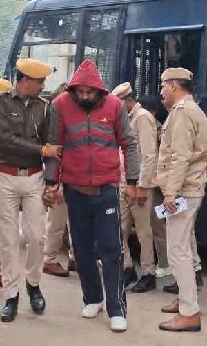 पुलिस ने बुधवार को 4 आरोपियों को गिरफ्तार किया। इसके बाद सभी से पूछताछ की जा रही है।