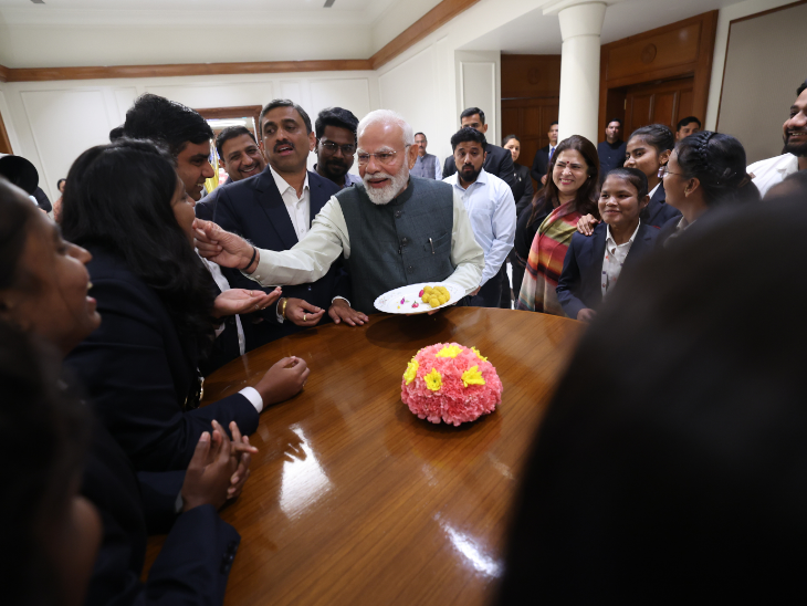 पीएम मोदी ने ब्लाइंड T20 वर्ल्ड कप जीतकर आईं महिला क्रिकेटर्स से मुलाकात की। इस दौरान मोदी ने एक खिलाड़ी को अपने हाथ से लड्डू खिलाया।