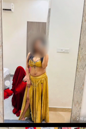 दलाल नीलेश ने 25 लड़कियों की ये तस्वीरें वॉट्सऐप पर भेजी।