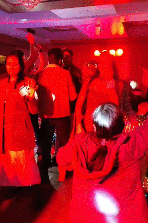 नए साल के आगमन पर पटना के होटलों में डांस करते लोग।