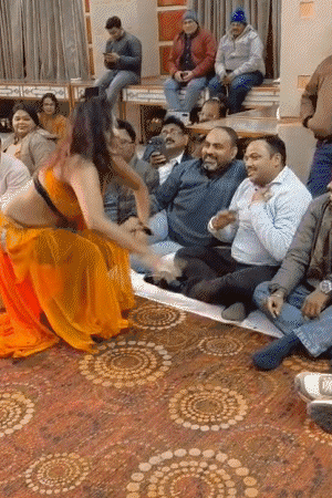 पटना के होटल में मुजरा का आनंद लेते लोग।