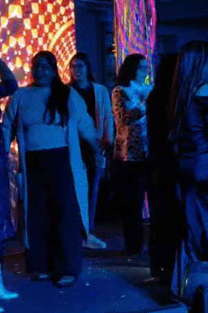 हिंदी फिल्म के गानों पर डांस करतीं महिलाएं।