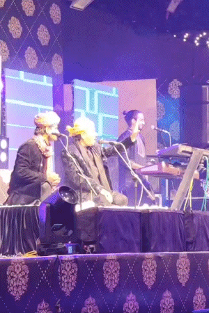 होटल मौर्या में कव्वाली का आयोजन, सूफी गायक उस्ताद मुनव्वर मासूम अपनी प्रस्तुति देते हुए।