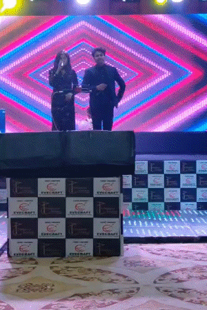 पटना के होटल में न्यू ईयर पर लोगों के मनोरंजन करते हुए कलाकार।