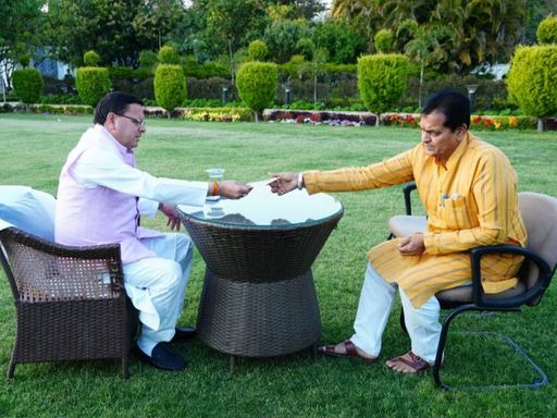 सीएम पुष्कर धामी से मिलकर अपना इस्तीफा सौंपते हुए प्रेमचंद अग्रवाल।