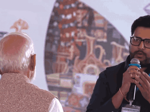 रजत जयंती पर देहरादून पहुंचे पीएम मोदी, इस दौरान उन्होंने लोगों से भी बातचीत की।