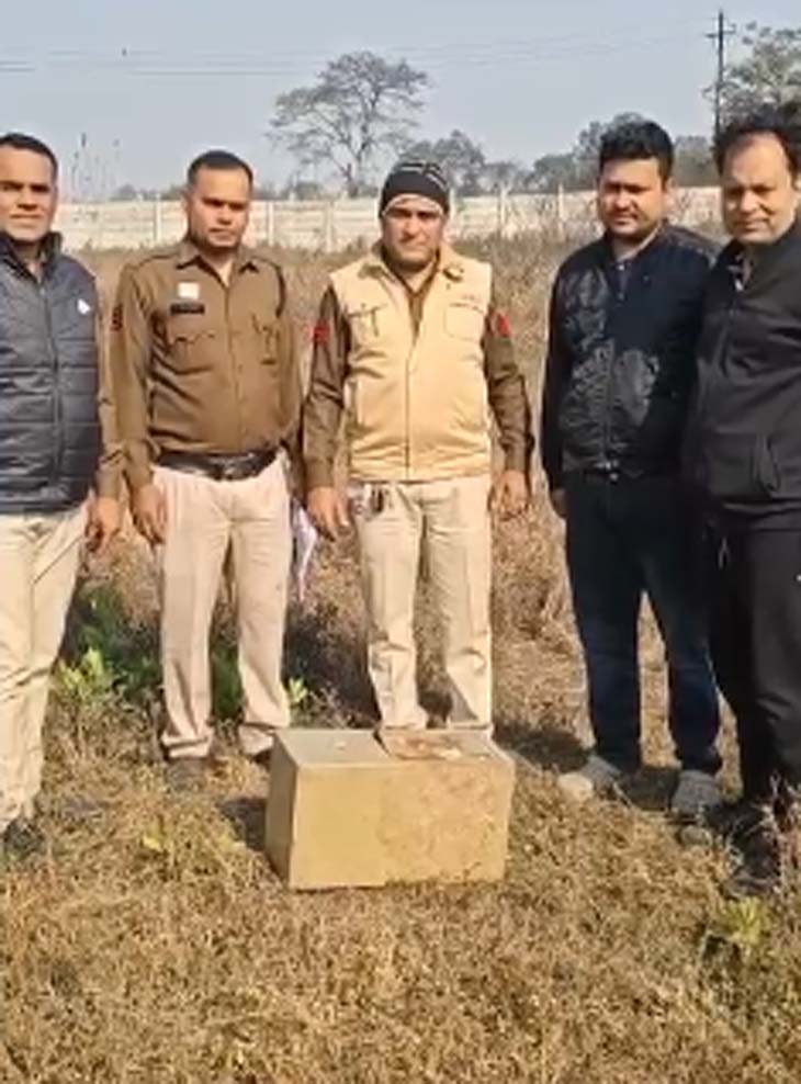 पुलिस ने जब जांच किया, तो घर के पीछे करीब आधा किमी दूर झाड़ियों में तिजोरी मिला।