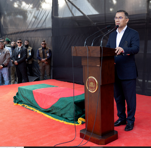 जनाजे की नमाज से पहले बेटे तारिक रहमान ने खालिदा जिया के ताबूत के पास खड़े होकर लोगों को संबोधित किया।