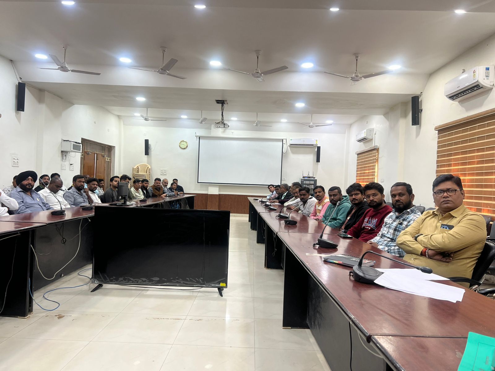 बैठक में बड़ी संख्या में शामिल हुए संचालक।