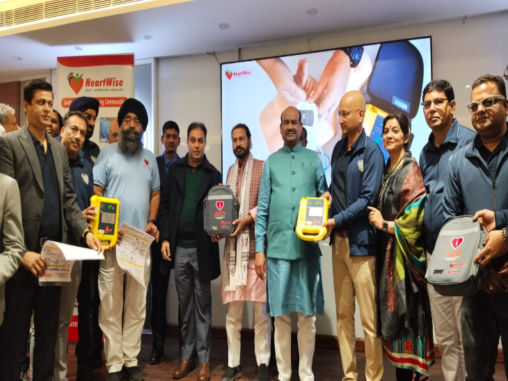 एईडी मशीनों का लोकार्पण करते लोकसभा अध्यक्ष ओम बिरला