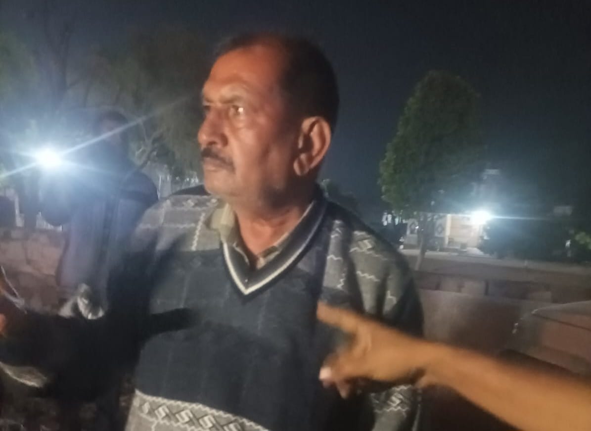 घटना के बाद शराब के नशे में मौके पर खड़े कैलाश शर्मा।