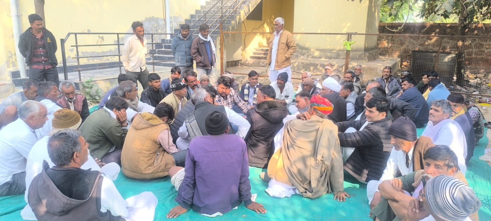 लाडनूं अस्पताल की मोर्च्युरी के बाहर धरने पर बेठे ग्रामीण और परिजन