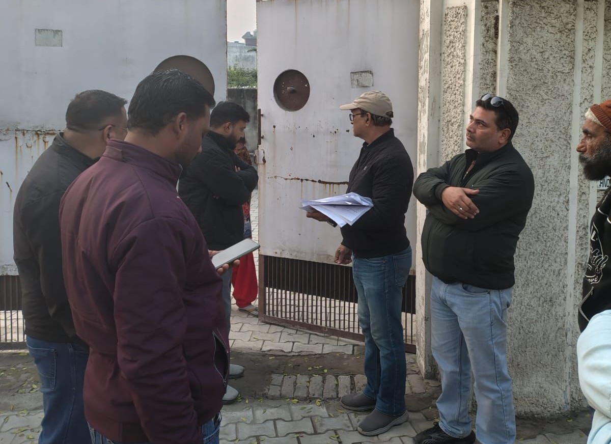 घर में जाकर लोगों से जानकारी लेते हुए प्रशासन की सर्वे टीम।