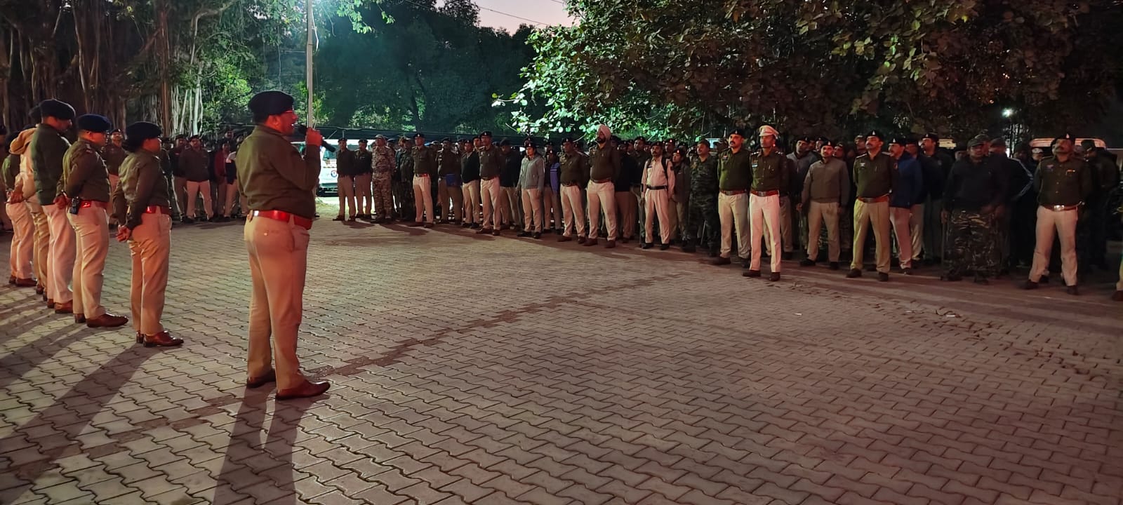 कंट्रोल रूम से पुलिस अधिकारियों को फिल्ड पर रवाना किया गया।