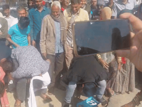 भीलवाड़ा के आसींद इलाके के गांव जैतपुरा को धोली पंचायत में जोड़ दिया। इसके बाद लोगों ने मुर्गा बनकर विरोध-प्रदर्शन किया।