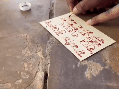 नर्सेज ने प्रदर्शन के दौरान राजस्थान सरकार को संविदा कर्मियों को नियमित करने के अपने वादे की याद दिलाई।