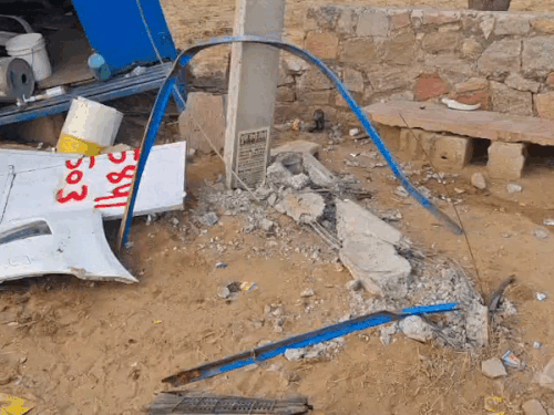 कार की टक्कर से टूटा बिजली का खम्भा, भारत गैस का लगा लोहे का बोर्ड।