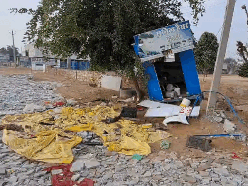 कार की टक्कर के बाद मौके पर टूटा हुआ पड़ा कैबिन व अन्य सामान।