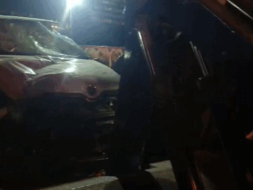 घटना के बाद क्षतिग्रस्त हुई कार।