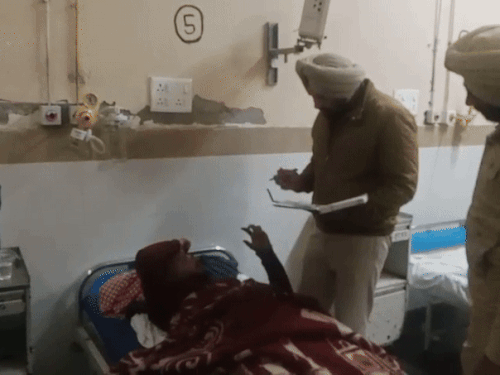 अस्पताल में बयान दर्ज करती पुलिस।