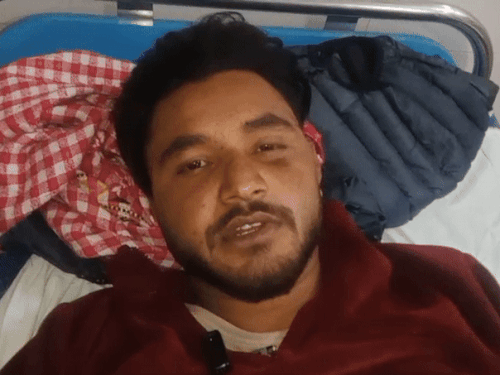 फायरिंग में घायल युवक का अस्पताल में इलाज चल रहा है।