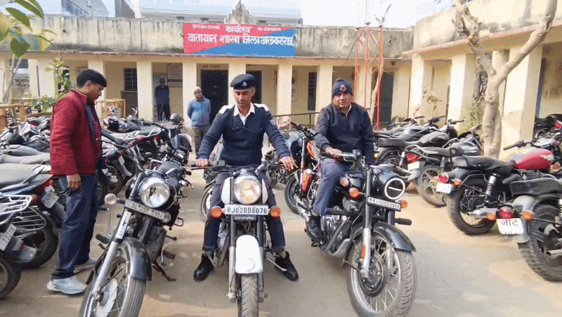 शहर में कुछ युवक बाइकों में अवैध साइलेंसर, तेज आवाज और भड़काऊ शब्दों वाले स्टिकर लगाकर सार्वजनिक स्थानों पर फर्राटा भर रहे थे। इससे आमजन को परेशानी हो रही थी।