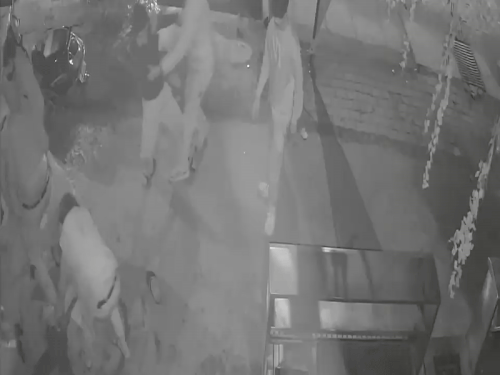 मारपीट करते आरोपी