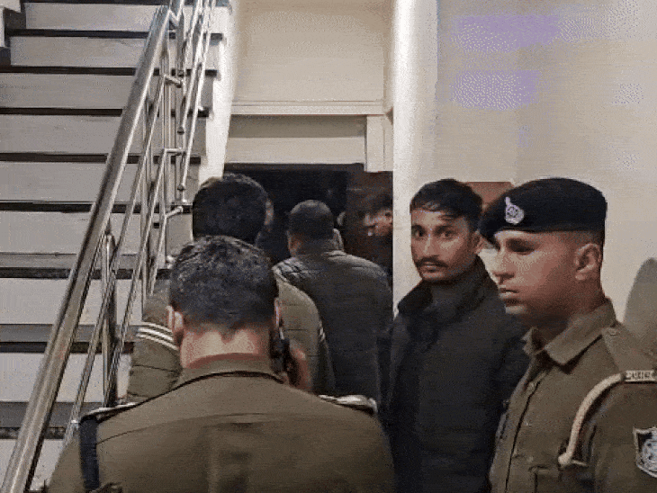 पुलिस टीम मौके से सबूत जमा कर रही है।