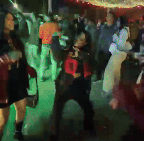 अजमेर में नए साल के जश्न में युवा खूब झूमे। रात के 12 बजते ही एक-दूसरे को विश किया।