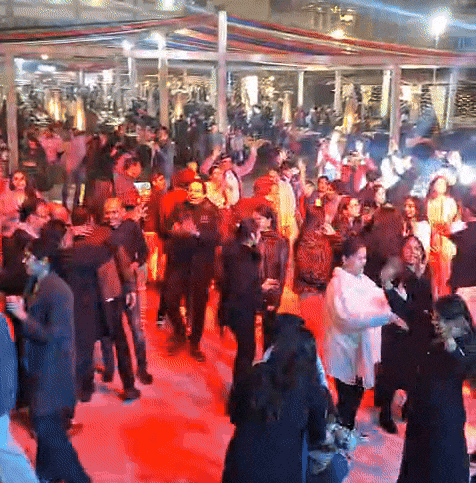 31 दिसंबर 2025 की देर रात जयपुर के जय क्लब में बैंड के कलाकारों के गानों पर लोग थिरकते रहे।