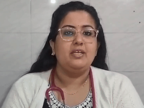 महिला के हालत की जानकारी देती डॉक्टर सौम्या झा।