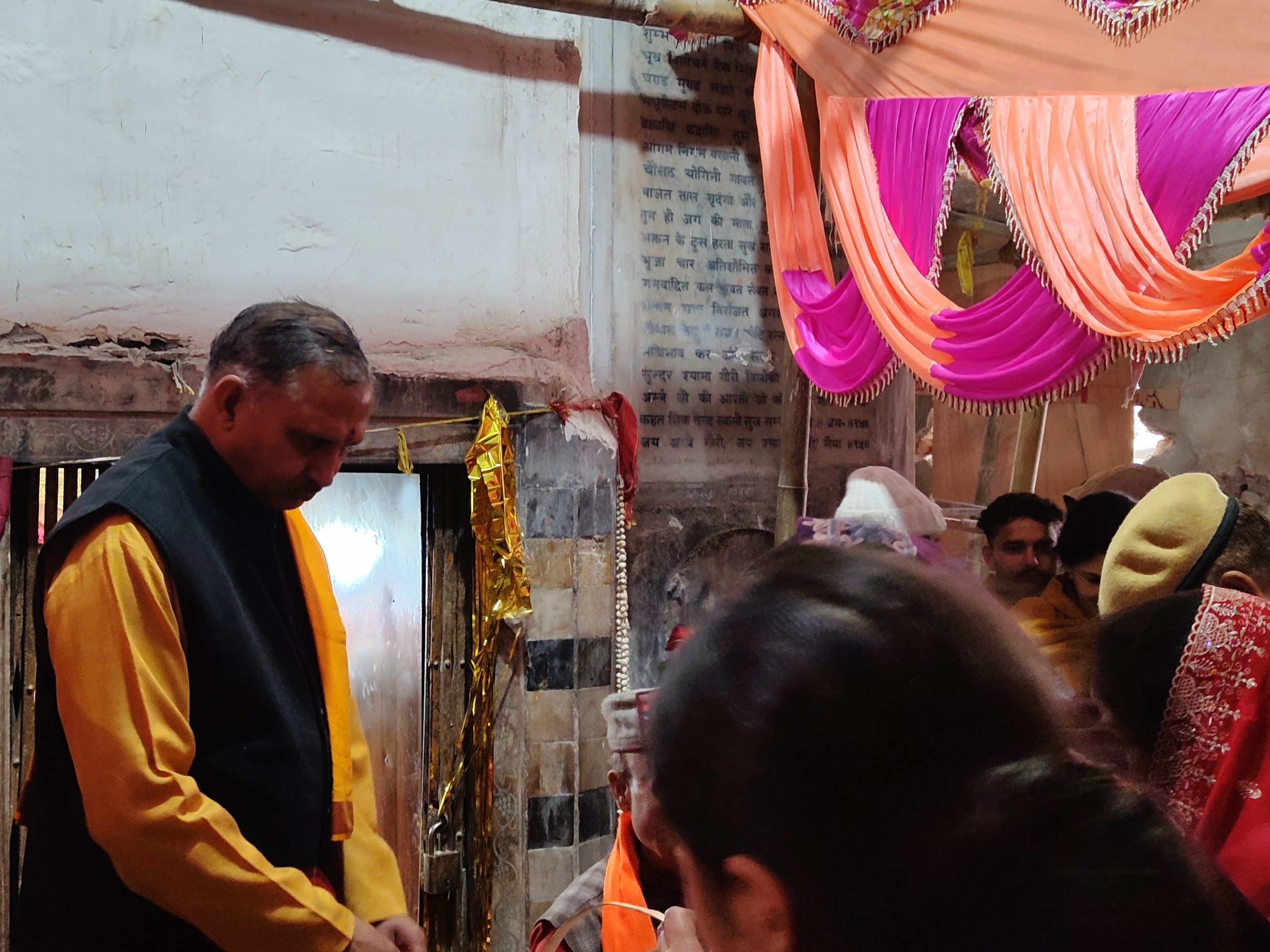 कांगड़ा मंदिर में पूजा अर्चना करते श्रद्धालु।