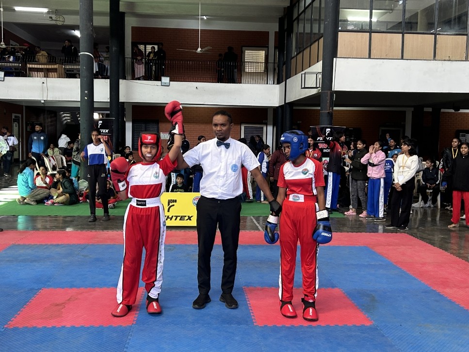 लाल ड्रेस में बायां हाथ उठाये अनन्या साहू।