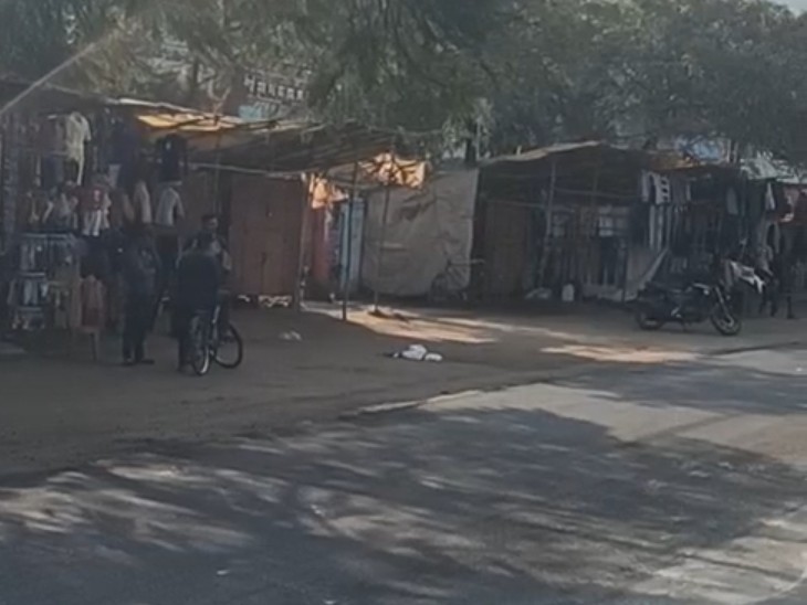 हाईवे किनारे पर तानी झुग्गियां।