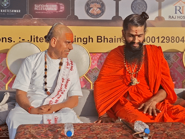 वेदांताचार्य समाज में शिक्षा के साथ ही संस्कारों से जोड़ने की मुहिम भी चला रहे हैं।