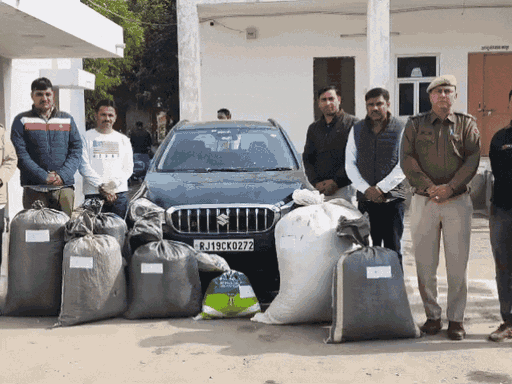 कार में सात प्लास्टिक कट्टों में भरा 136.640 किलो डोडा पोस्त बरामद हुआ। वहीं कार की नंबर प्लेट पर लाल पट्टी भी लगी हुई थी।