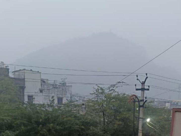 जिला मुख्यालय स्थित रसिया की टेकरी कोहरे और बादल से ढकी हुई है।